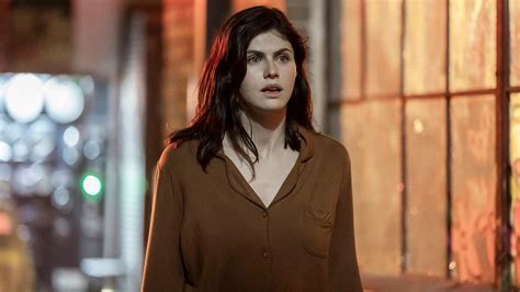 Alexandra Daddario, musa da série The White Lotus, posa nua。